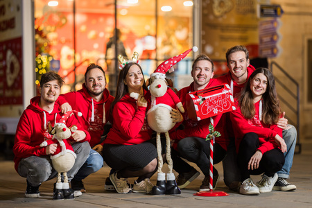 Voditelji Radia Capris pred dobrodelnim studiem (foto Jaka Ivančič)